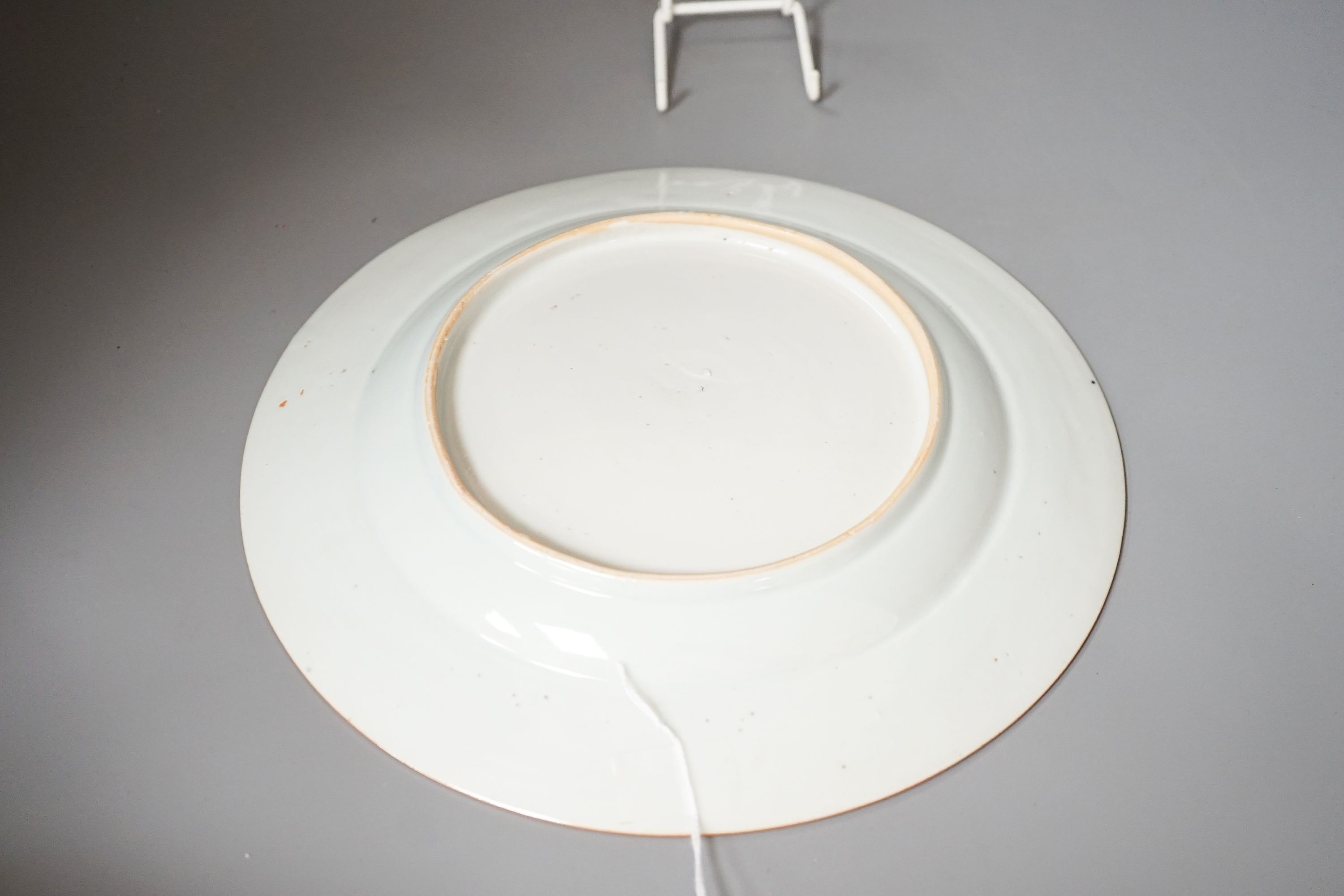 A Chinese blue and white dish, Qianlong period, 28 cm